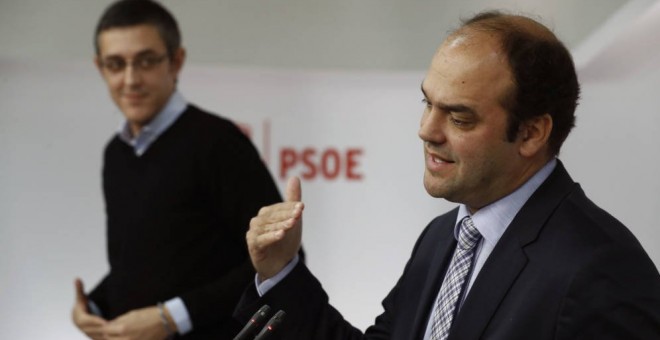 Los coordinadores del área Económica y de la Política de la Ponencia marco del PSOE, José Carlos Díez y Eduardo Madina, respectivamente, durante la rueda de prensa que han ofrecido en la sede de la calle Ferraz. EFE/Emilio Naranjo