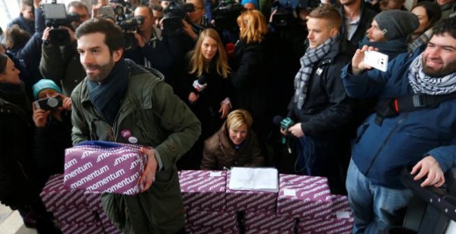 El moviment Momentum entrega les 266.151 signatures per demanar el referèndum a Budapest. REUTERS