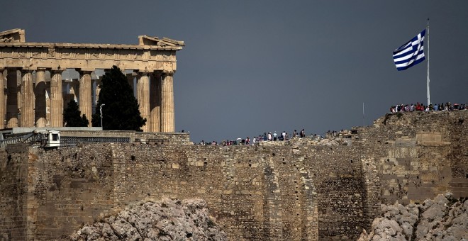 Una bandera giega ondea frente al Parthenon, en la Acrópolis de Atenas. REUTERS/Marko Djurica