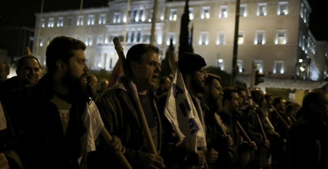 Miembros del sindicato comunista griego PAME marchan en una protesta contra el mantenimiento de las medidas de austeridad frente al Parlamento en la Plaza Syntagma de Atenas. REUTERS/Alkis Konstantinidis