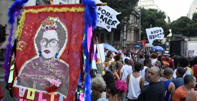 Una pancarta con una carcatura de la expresidenta Dilma Rousseff, con la frase 'Vuelve carño', en la manifestación contra el presidente Michel Temer en Rio de Janeiro durante los carnavales. AFP/Joao Paulo Engelbrecht
