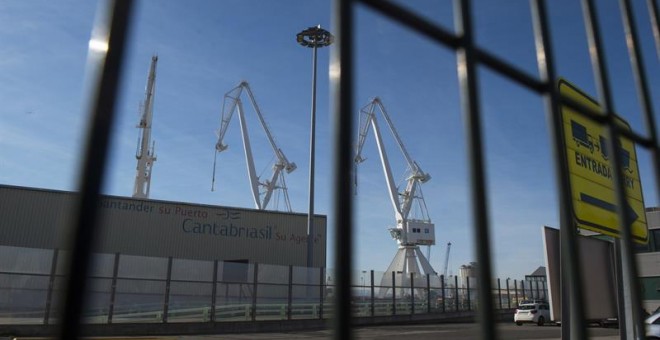 Imagen de las gruas del puerto de Santander. - EFE