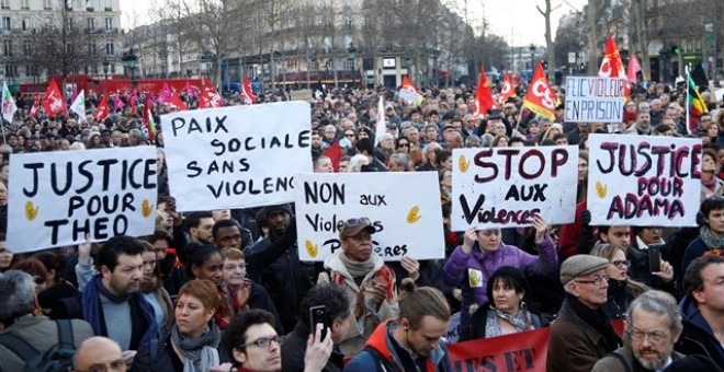 Protestas en París contra la violencia policial. CHARLES PLATIAU/ REUTERS