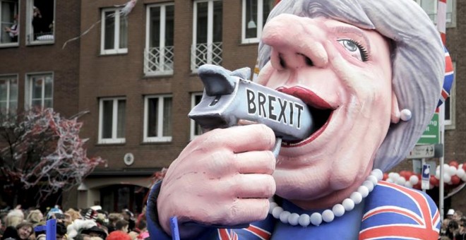 Una carroza que representa a la primera ministra británica, Theresa May, y el 'brexit' desfila durante la celebración del carnaval en Düsseldorf (Alemania). - EFE