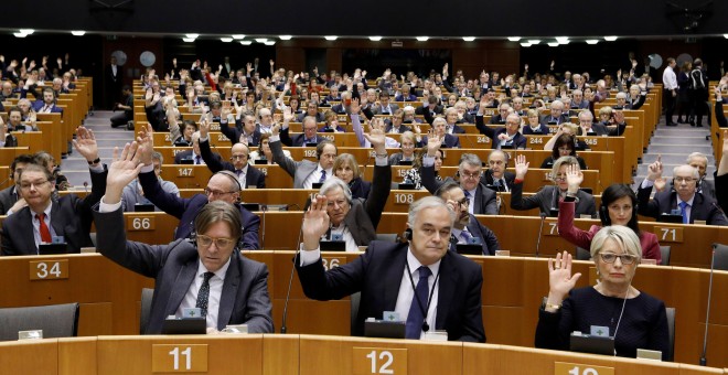 Los diputados del Parlamento Europeo (en la imagen, en el centro, Esteban González Pons, del Grupo del Partido Popular Europeo) votan sobre la retirada de la inmunidad parlamentaria a la ultraderechista francesa Marine Le Pen. REUTERS/Yves Herman