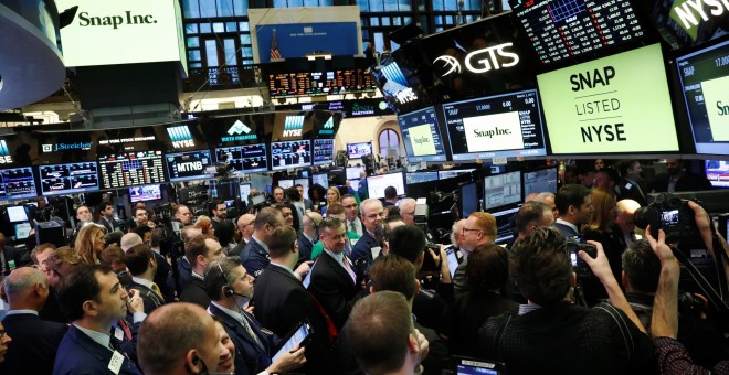 Los operadores en el piso de la Bolsa de Nueva York (NYSE) esperan a que Snap Inc publique su OPI en Nueva York.REUTERS/Lucas Jackson