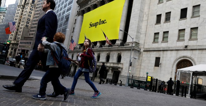 Fachada de Wall Street este jueves con el logo de Snap. REUTERS/Brendan McDermid