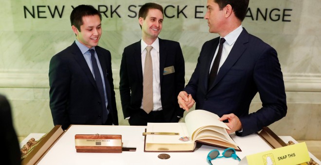 Los cofundadores de Snap Evan Spiegel y Bobby Murphy firman un libro antes de tocar la campana de apertura de la Bolsa de Nueva York (NYSE).REUTERS/Brendan McDermid