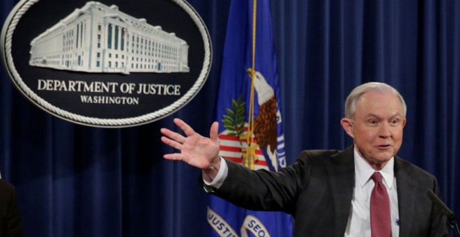 El fiscal general de EEUU, Jeff Sessions, durante su rueda de prensa. REUTERS/Yuri Gripas
