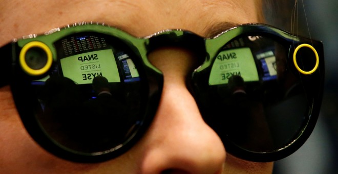 Una mujer usa las gafas de Snapchat en la Bolsa de Nueva York (NYSE). REUTERS / Brendan McDermid