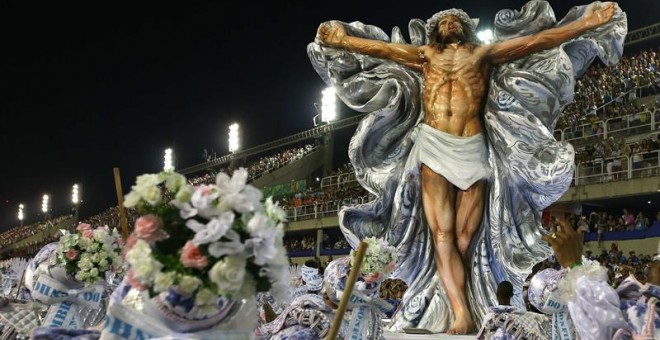 GRA016. RÍO DE JANEIRO (BRASIL), 27/02/2017.- Carroza con Jesus y Yemanjá al fondo del Grupo Especial Mangueira en el desfile del Carnaval de Río  del lunes 27 de febrero de 2017, en el sambódromo de Río de Janeiro (Brasil). EFE/Marcelo Sayão