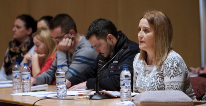 La presidenta del comité de empresa del Grupo Nueva Pescanova, Lari Martínez (d), durante la asamblea de trabajadores en la que han acordado ir a la huelga durante 24 horas el 14 y el 21 de marzo, tras rechazar la última propuesta de la dirección en la ne