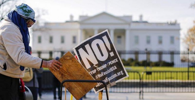 Una persona se manifiesta contra Donald Trump delante de la Casa Blanca. | ERIK S. LESSER (EFE)