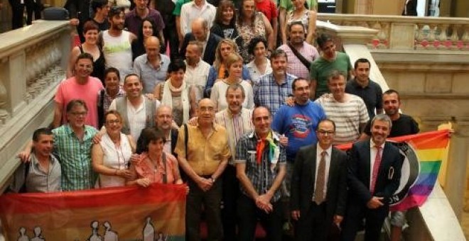 Representants d'entitats LGTBI amb diputats després de l'aprovació de la llei el 2014.