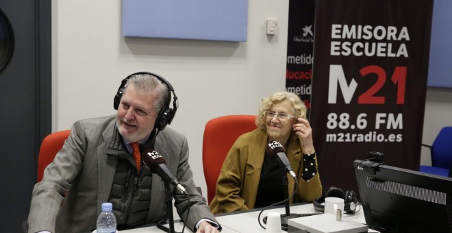 El ministro Íñigo Méndez de Vigo, junto a la alcaldesa de Madrid, Manuela Carmena. Madrid.es