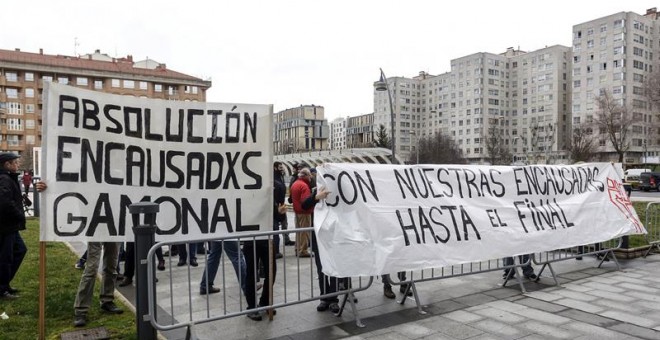 Cerca de un centenar de personas se concentraron el lunes a las puertas de los juzgados de Burgos, tras dos pancartas con los lemas 'Absolución encausados Gamonal' y 'Con nuestras encausadas hasta el final'.- EFE