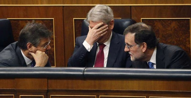 l presidente del Gobierno, Mariano Rajoy,d., y los ministros de Justicia, Rafael Catalá,iz., y de Exteriores, Alfonso Dastis,c., durante la sesión de Control al Gobierno que se celebra hoy en el pleno del Congreso de los Diputados. | JAVIER LIZÓN (EFE)