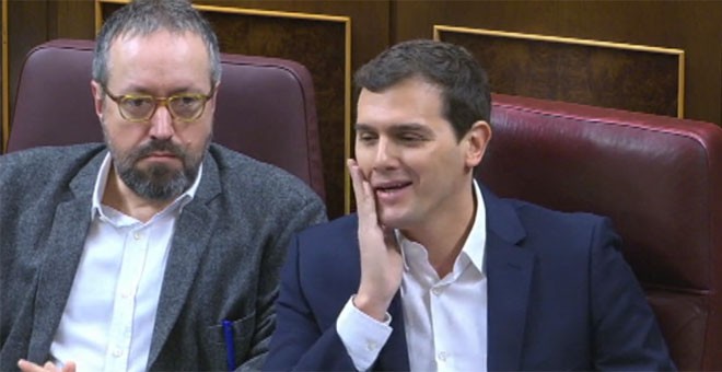 Rivera hace un gesto para llamar 'caradura' a Rajoy ante el incumplimiento del pacto PP-C's. VÍDEO ATLAS