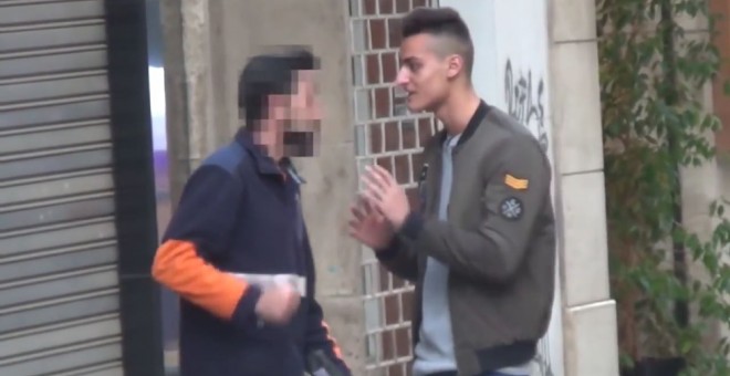 Multa de 30 euros al repartidor que agredió a un youtuber por llamarle 'caranchoa'. EFE