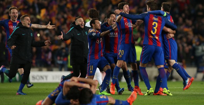 Los jugadores del Barcelona celebran por todo lo alto su histórica remontada ante el PSG. /REUTERS