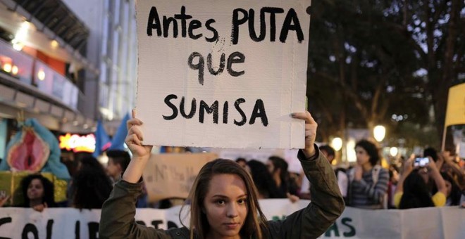 Una mujer sostiene un cartel durante una manifestación con motivo del Día Internacional de la Mujer hoy miércoles 8 de marzo de 2017, en el centro de San José (Costa Rica). EFE/Jeffrey Arguedas