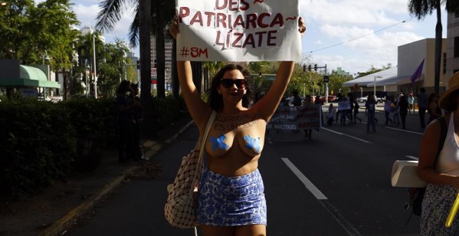 Una mujer participa en una manifestación hoy, miércoles 8 de marzo 2017, en la conmemoración del Día Internacional de la Mujer en San Juan, Puerto Rico. El gobernador de Puerto Rico, Ricardo Rosselló, firmó hoy la Ley de Igualdad Salarial que establece, e