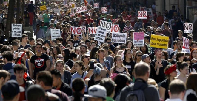 Manifestación convocada por el Sindicato de Estudiantes con motivo de la huelga general en la enseñanza pública, que ha partido de Atocha y finaliza en la madrileña Puerta del Sol. EFE/Sergio Barrenechea