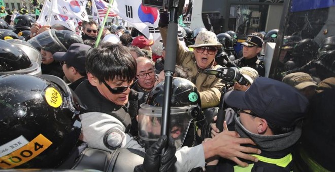 Simpatizantes de la presidenta Park Geun-hye se enfrentan a la policía tras la ratificación de la destitución de la mandataria a manos del Tibunal Consitucional. - EFE