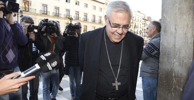 El arzobispo de Granada, Francisco Javier Martínez, a su llegada a la Audiencia de Granada donde declara como testigo en la quinta sesión del juicio por el conocido como caso 'Romanones'. EFE