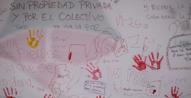 Un mural en apoyo al proceso de paz entre el Gobierno colombiano y las FARC, en el campamento de desmovilizados de La Elvira, en el Cauca.- JAIRO VARGAS