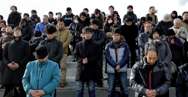 Sobrevivientes del terremoto y tsunami de Fukushima hacen un minuto de silencio para conmemorar el sexto aniversario de los hechos.EFE/ KIMIMA SA MAYAMA