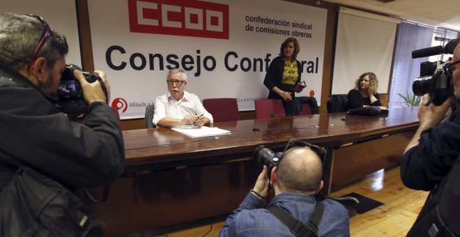 El secretario general de CCOO, Ignacio Fernández Toxo, es fotografiado por los periodistas durante la reunión extraordinaria del Consejo Confederal del sindicato, en Madrid. EFE/Fernando Alvarado