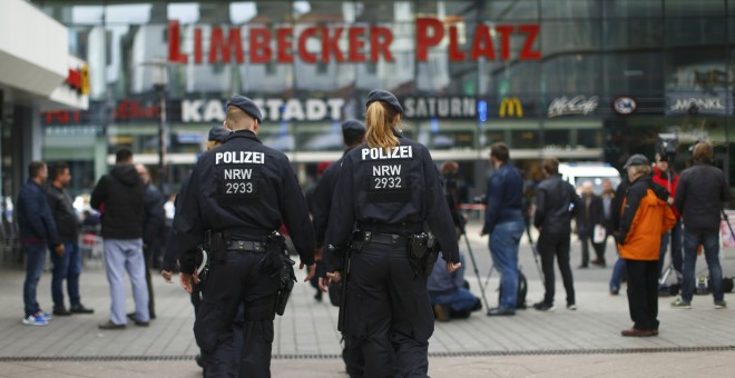 Agentes de la policía alemana se dirigen hacia el centro comercial Limbecker Platz, en la localidad de Essen, que ha permanecido cerrado por temor a un atentado. REUTERS/Thilo Schmuelgen