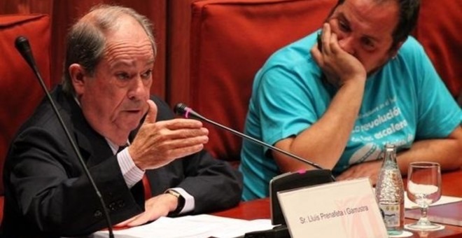 Lluís Prenafeta, junto al entonces diputado de la CUP David Fernández, en su comparecencia en el Parlament. E.P.