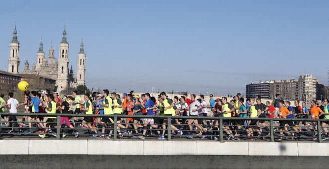 Imágenes de los corredores participantes en la XX edición del medio maratón Ciudad de Zaragoza. EFE/Javier Belver
