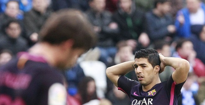 El delantero uruguayo del FC Barcelona Luis Suárez se lamenta al término del partido contra el Deportivo de La Coruña.- EFE