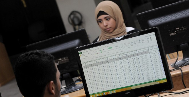 Empleados de la oficina estadística de Egipto trabajan frente a sus ordenadores. REUTERS/Shokry Hussein