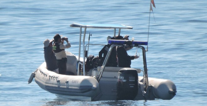 La policía Local de Benidorm observa la actuación de la Policía Autonómica en la isla de Benidorm. AIP-Agencia