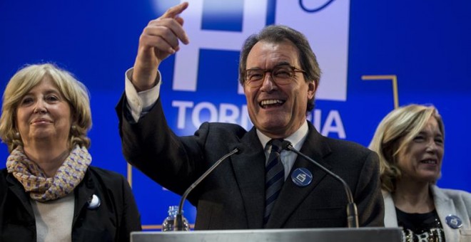 El expresidente de la Generalitat, Artur Mas (c), la exvicepresidenta Joana Ortega (d), y la exconsellera de Enseñanza Irene Rigau. - EFE