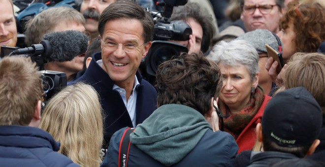 El primer ministro holandés Mark Rutte del Partido Liberal VVD saluda a la gente mientras hace campaña en La Haya, Holanda  REUTERS / Yves Herman