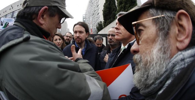 Pablo Iglesias junto a los líderes sindicales de Navintia en la concentración frente a la SEPI este martes. Efe/Javier Lizón