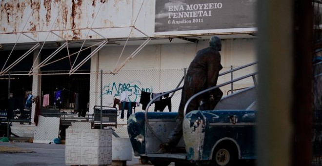 Fachada del antiguo aeropuerto, donde más de 500 refugiados viven en condiciones miserables