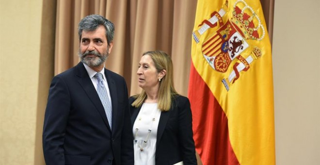 El presidente del Tribunal Supremo y del Consejo General del Poder Judicial, Carlos Lesmes, junto a la presidenta del Congreso, Ana Pastor , momentos antes de su comparecencia ante la Comisión de Justicia del Congreso de los Diputados para informar del es