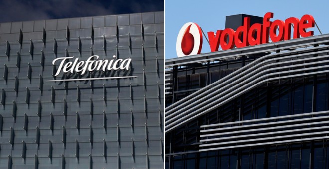 Los logos de Telefónica y de Vodafone, en sus sedes en la zona norte de Madrid. REUTERS/AFP