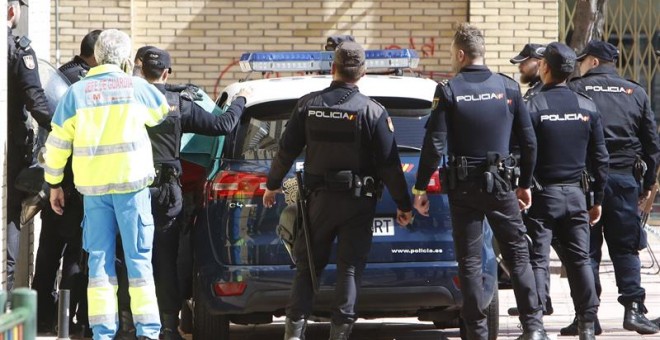 Efectivos de la Policía Nacional llevan detenido al hombre que disparó a  su expareja en un piso del barrio de Orcasitas de Madrid.EFE/Juan Carlos Hidalgo