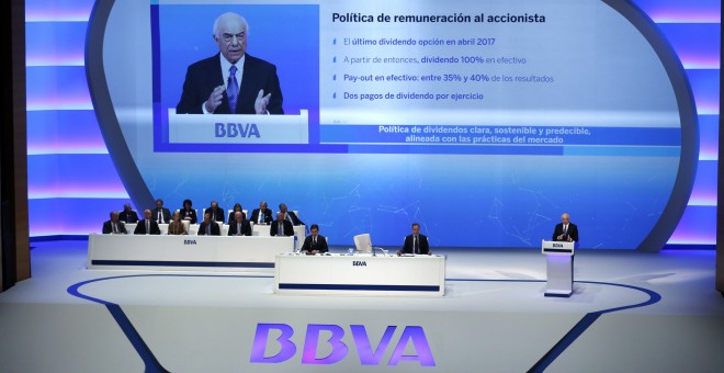 El presidente del BBVA, Francisco González, durante su exposición en la junta de accionistas del banco, en Bilbao. EFE/LUIS TEJIDO