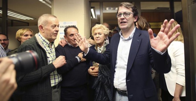 El próximo presidente del PP de Castilla y León, el alcalde de Salamanca Alfonso Fernández Mañueco (d), tras conocer que ha vencido al alcalde de León, Antonio Silván, en las primarias. EFE/J.M.GARCIA