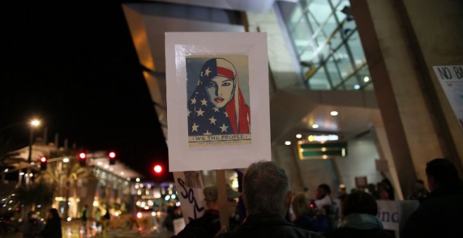 Un manifestante contra el veto de la Administración Trump a los viajeros desde varios países árabes, en el aeropuerto de San Diego, California. AFP/Sandy Huffaker