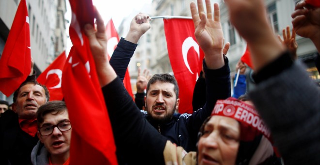 Un grupo de personas gritan en un protesta frente al Consulado holandés en Estambul, Turquía. REUTERS/Osman Orsal