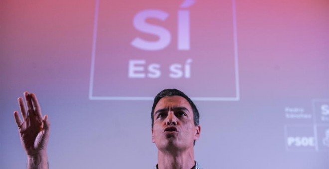 El exsecretario general del PSOE Pedro Sánchez, durante el encuentro con militantes en Ourense. /EFE